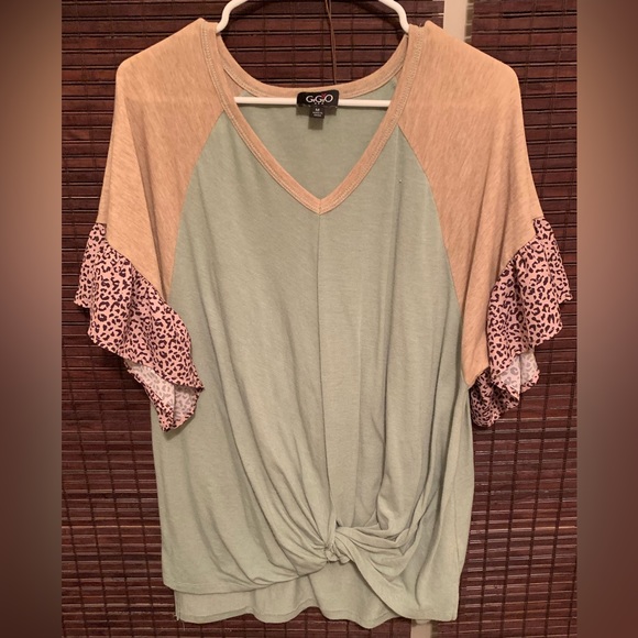 Gigio Tops - #42 - EUC Dusty Mint Animal Sleeve Boutique Top